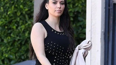 Ким Кардашьян больше не скрывает беременный живот