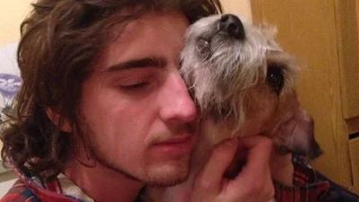Звезды в Твиттере: Дантес обнимает свою собачку