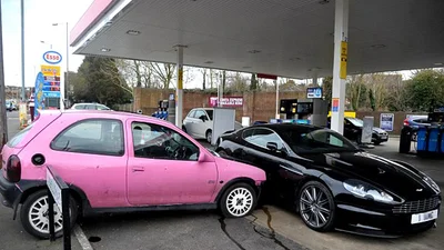 Барби на розовом авто въехала в Aston Martin 