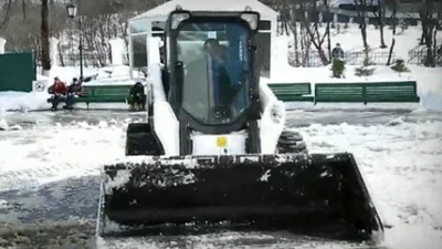 Трактор веселится на снегу