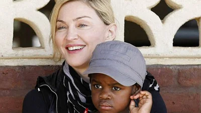 Мадонна гуляет со своими приемными детишками