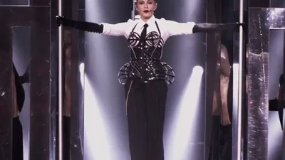 Madonna спела в Париже свой старый хит