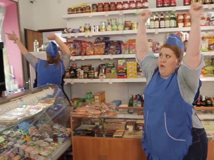 Пьяная Продавщица В Магазине Продает Рыбу