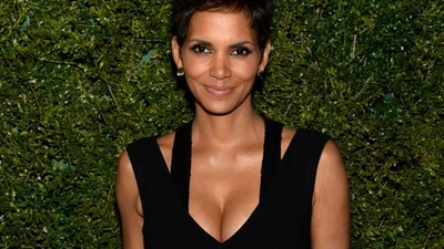 Беременная Холли Берри показала свой животик