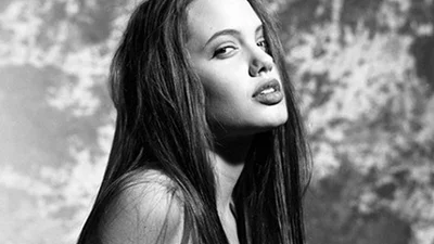 Несовершеннолетняя Анджелина Джоли любила раздеваться