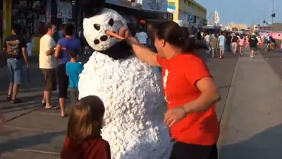  Снеговик напугал агрессивного мужчину