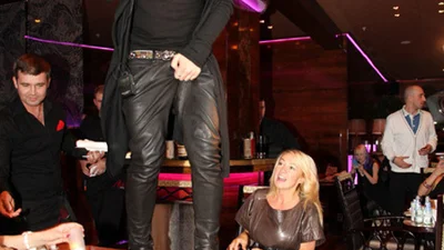 Діма Білан "в ударі" співав і танцював на столі