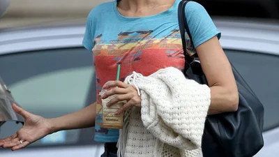 Уличный стиль сексуальной Евы Мендес