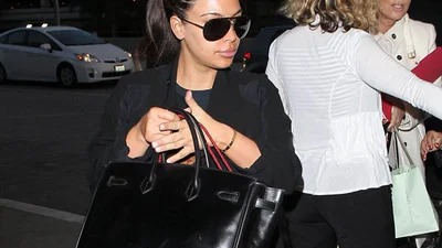 Ким Кардашьян попрощалась с неудобной обувью