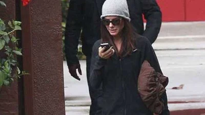 Сандра Баллок выгуливает своего супермена