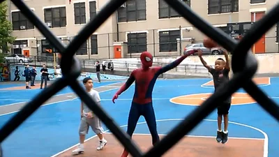 Как человек-паук играет в баскетбол