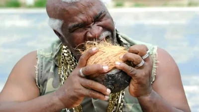 Житель Панамы удивительно чистит кокосы зубами