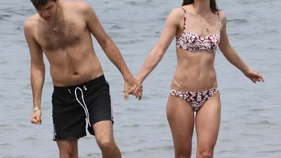 Кира Найтли в бикини веселится с мужем