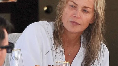 Канны 2013: Шэрон Стоун ходит без макияжа и без лифчика