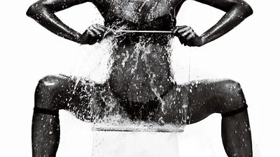 Самая богатая модель мира в эротической фотосессии