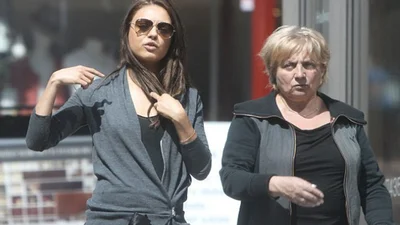 Мила Кунис гуляет с родителями по Лондону