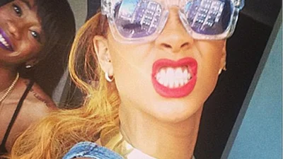 Рианна показала голую грудь