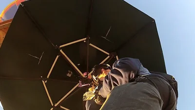 Экстремал использует зонтик вместо парашюта