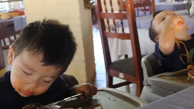 Малюки засинають і падають носом у тарілку