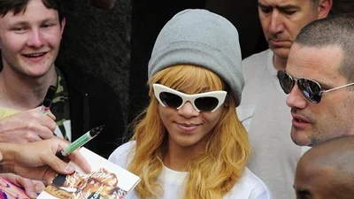 Рианна в Бельгии показала свои ножки