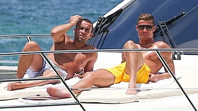 Кріштіану Роналду відривається з друзями на яхті