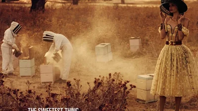 Австралийская модель собирает мед и позирует фотографу