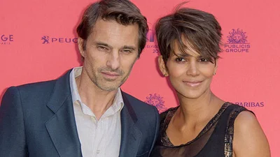 Вагітна Голлі Беррі вийшла в прозорій сукні