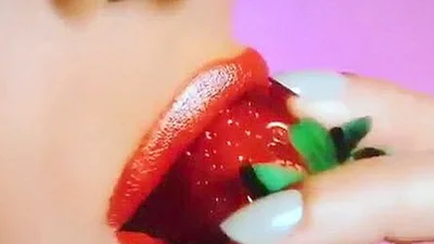 Бейонсе сексуально ест клубничку 