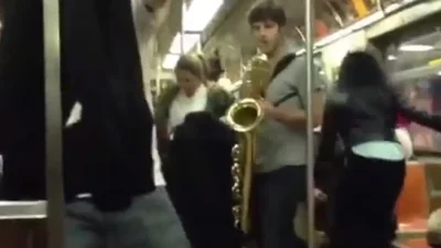 Саксофонисты устроили битву прямо в метро