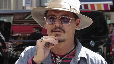 Джонні Депп продовжує розважатися з коханкою