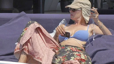 Ума Турман шокировала видом в бикини с сигаретой