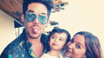 Звезды в Twitter: Адам Ламберт показал крестника и язык