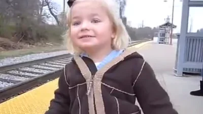 Девочка, которая ждет поезд, порвала интернет