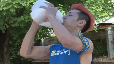 Мужчина выпил почти 4 литра молока за 20 секунд