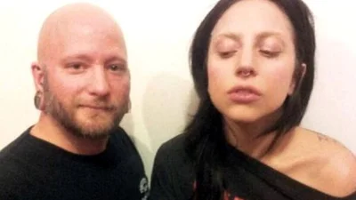 Lady Gaga украсила лицо пирсингом