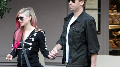 Первое официальное свадебное фото Аврил Лавин