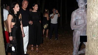 Lady Gaga посетила аукцион с голым мужчиной 