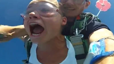 Смешная реакция девушки на прыжок с парашютом