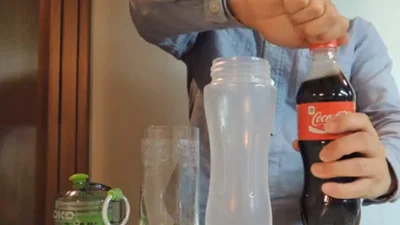 Мужчина превратил Кока-колу в обыкновенную воду