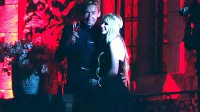 Аврил Лавин в черном готическом платье вышла замуж