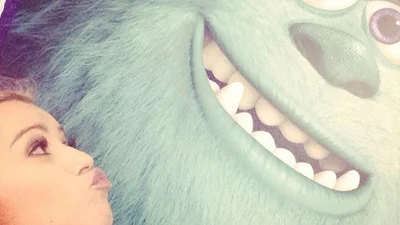 Звезды в Twitter: Мика Ньютон целует монстров