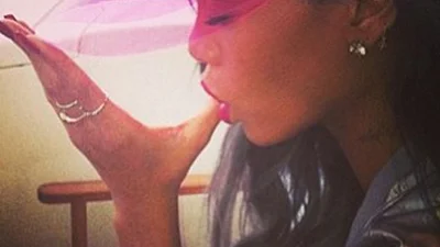 Звезды в Twitter: Рианна облизывает свои пальцы