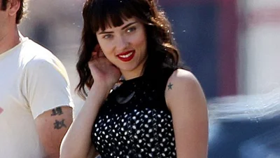 Скарлетт Йоханссон неожиданно стала брюнеткой