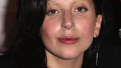 Lady Gaga вводит в моду обесцвеченные брови