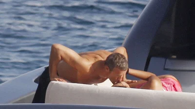 Владислав Доронин целует свою любовницу на яхте