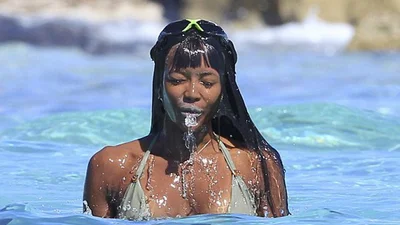 Наоми Кэмпбелл ныряет в парике