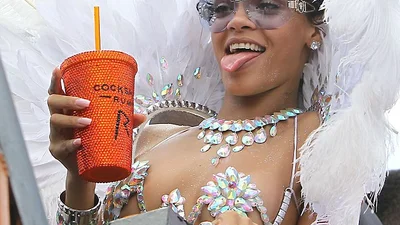 Голая Рианна стала участницей карнавала на Барбадосе 