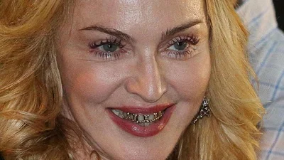 Мадонна обожает свои золотые зубы