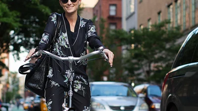 Уличная мода: как одеваются люди на велосипедах