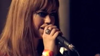 Красуня Aura Dione наживо заспівала свій хіт Geronimo